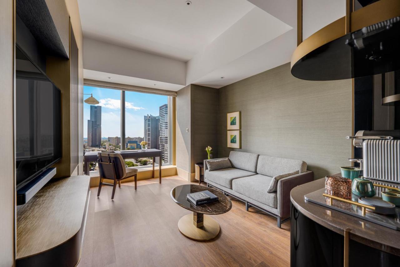Intercontinental Kaohsiung By Ihg Hotel Exterior foto A suite at The Ritz-Carlton, Osaka