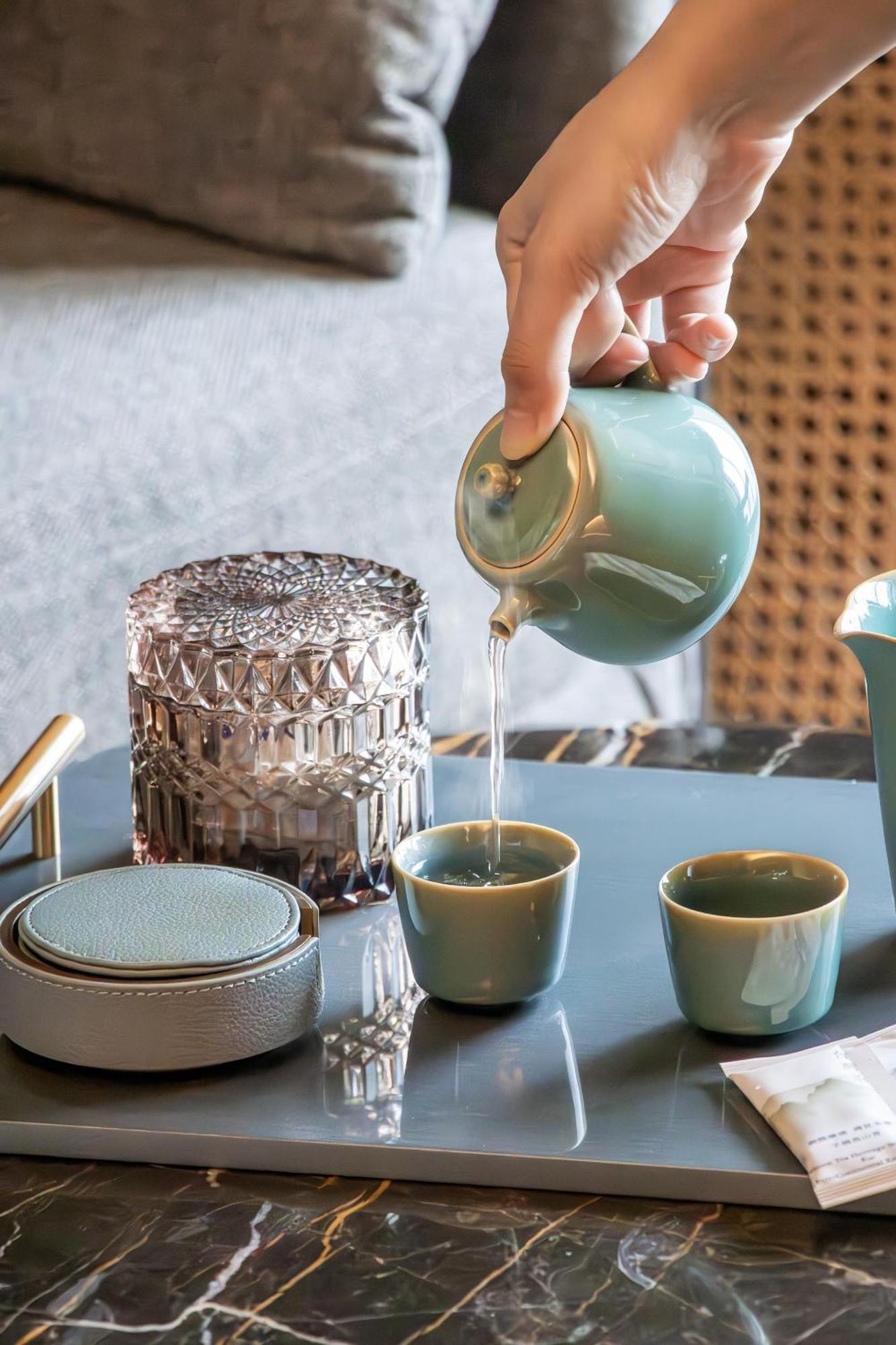 Intercontinental Kaohsiung By Ihg Hotel Cameră foto Tea being poured into a teacup
