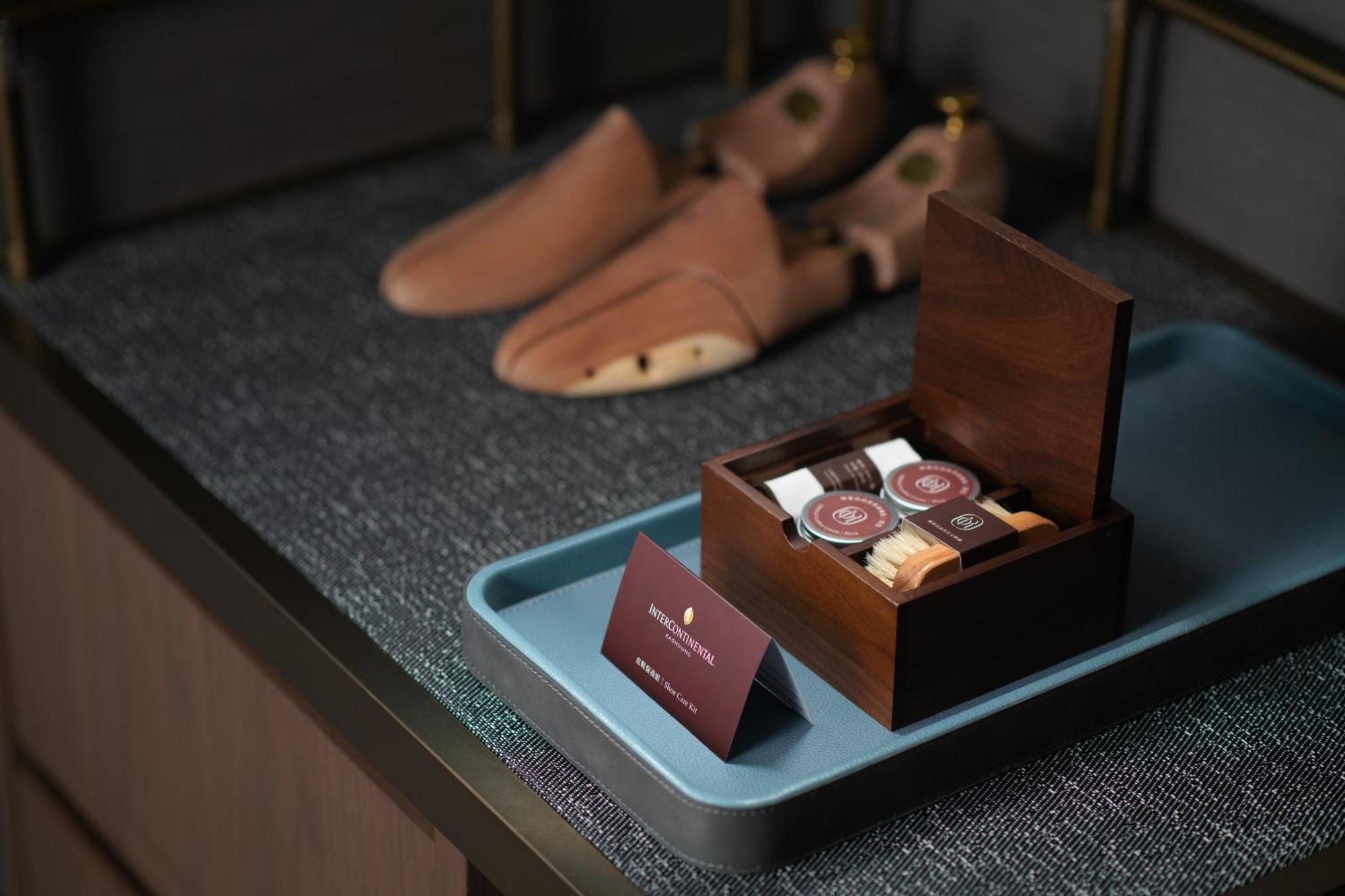 Intercontinental Kaohsiung By Ihg Hotel Exterior foto Shoe shine kit